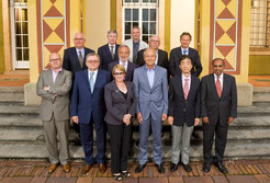 Beim Treffen der Heads of Research Councils auf Ringberg: In der ersten Reihe (v.l.) Philippe Freyssinet (Frankreich), Vladislav Panchenko (Russland), Suzanne Fortier (Kanada), Peter Gruss (Deutschland), Yuichiro Anzai (Japan), Subra Suresh (USA). In der zweiten Reihe (v.l.) Peter Strohschneider (Deutschland), John R. McDougall (Kanada), Luigi Nicolais (Italien), John Womersley (GB), Matthias Kleiner (Deutschland) und Robert-Jan Smits, Generaldirektor bei der EU-Kommission.