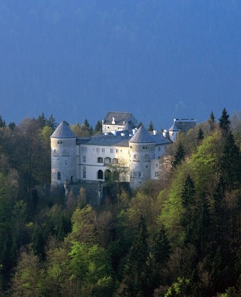 Ein neuer Bildband, der im Deutschen Kunstverlag erschienen ist, illustriert anschaulich die Bedeutung und die Geschichte von Schloss Ringberg