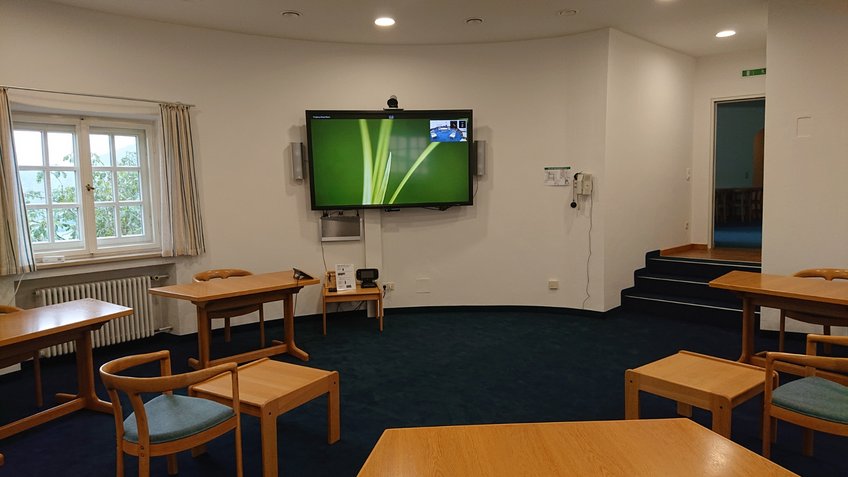 Participants in the Blue Seminar Room can follow the presentation and the lecturer in the lecture hall via an 80-inch monitor. Participants in the Blue Seminar Room can follow the presentation and the lecturer in the lecture hall via an 80-inch monitor.