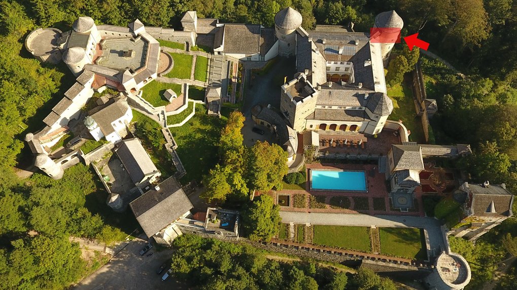 Er befindet sich im 2. OG vom Haupthaus im rechten Turm