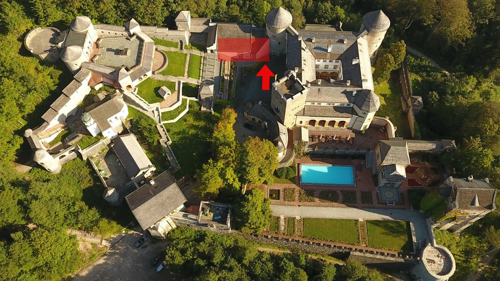 Er befindet sich im Nebengebäude westlich des Hauptgebäudes