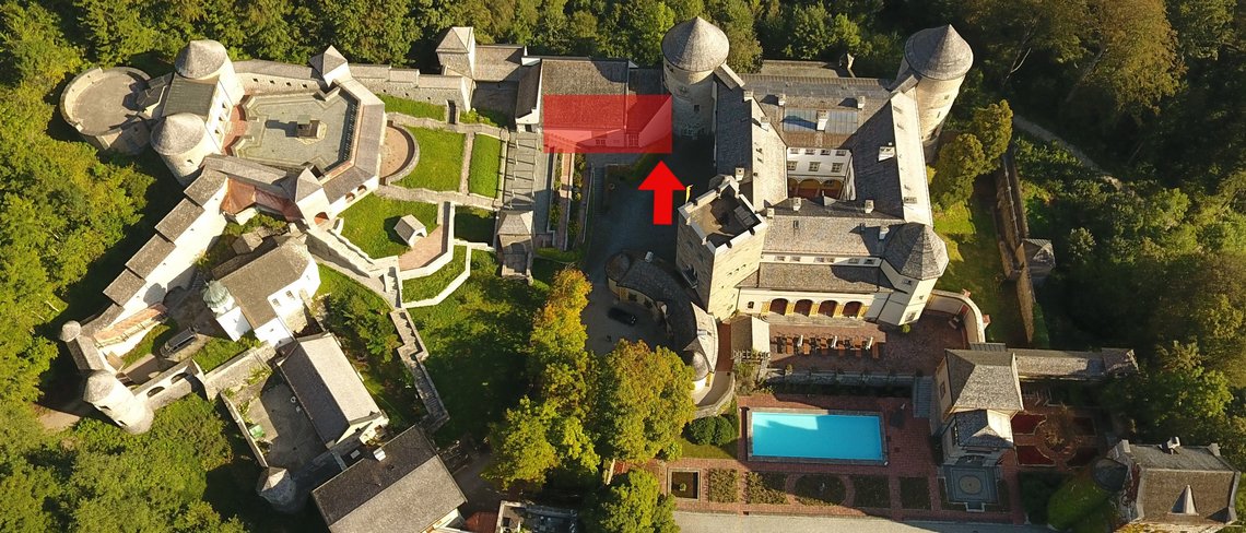 Er befindet sich im Nebengebäude westlich des Hauptgebäudes