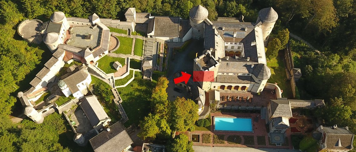 Befindet sich im 2. OG des Haupthauses im Eingangsturm