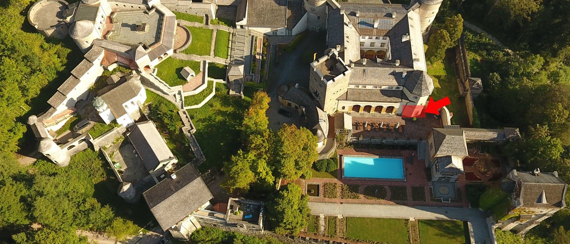 Es befindet sich im Erdgeschoss vom Haupthaus neben dem Gartenzimmer.