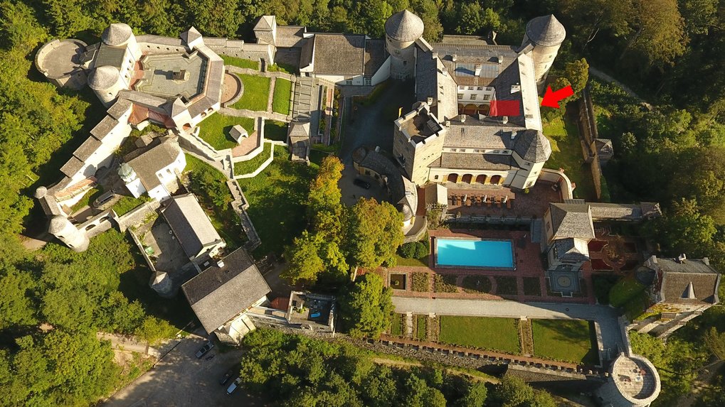 Es befindet sich im Erdgeschoss vom Haupthaus neben der Landshuter Treppe