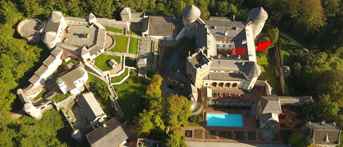 Es befindet sich im Erdgeschoss vom Haupthaus neben der Landshuter Treppe