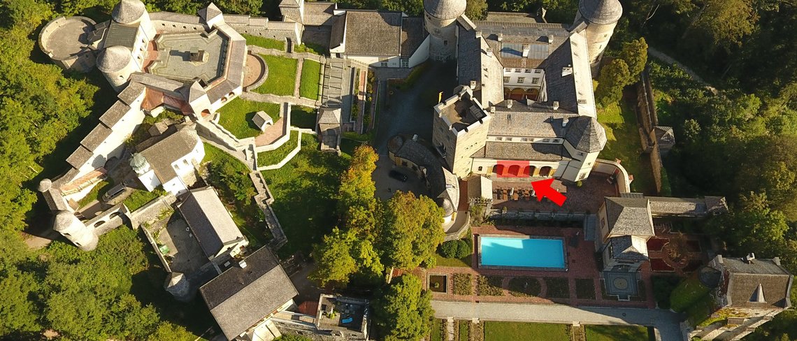 Es befindet sich im Erdgeschoss vom Haupthaus mit Blick auf den Rosengarten.