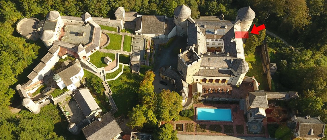 Es befindet sich im Erdgeschoss vom Haupthaus, rechts vom Speisesaal