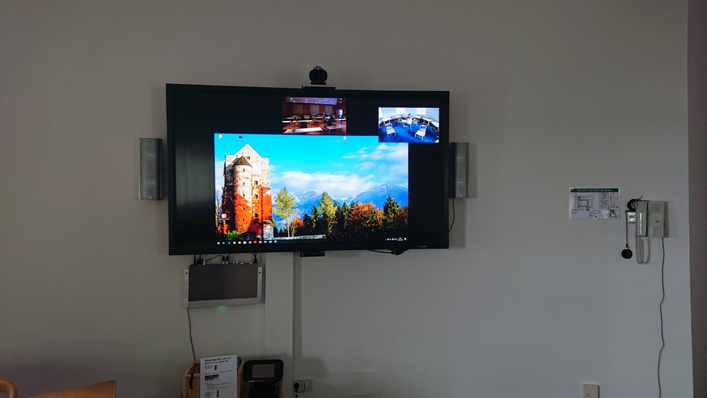 VC Setting: large: presentation of the speaker, small self-view and speaker.