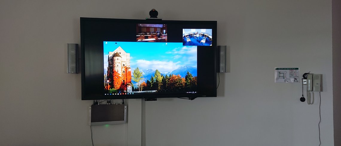 VC Setting: large: presentation of the speaker, small self-view and speaker.