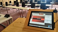 Rednerpult mit PC, Monitor, Webcam und Mikrofon
