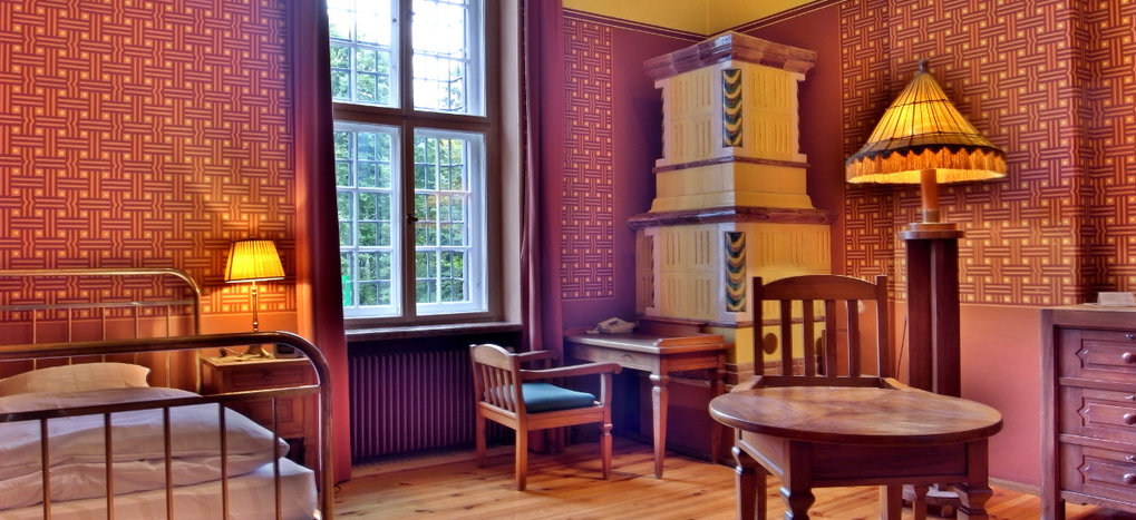 Das Gästezimmer 00.1 im Ergeschoss des Schlosses ist für Gäste im Rollstuhl am besten geeignet. Das Zimmer und das Bad sind sehr geräumig. Die Dusche kann mit einem Rollstuhl befahren werden. Mit einem modernen Treppenlift haben unsere gehbehinderten Gäste die Möglichkeit, bequem vom Parterre in den im ersten Stock gelegenen Hörsaal zu gelangen. Der Zugang zum Hauptgebäude wird ebenfalls mit einem Lift über die Südterrasse und über das Gartenzimmer vereinfacht.